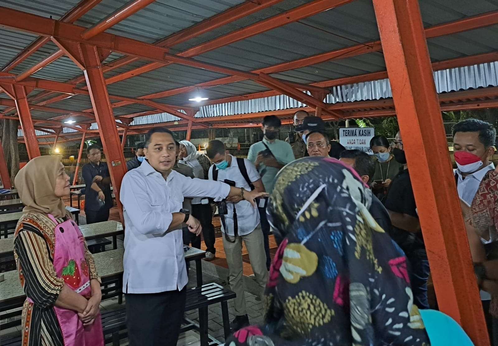 Walikota Surabaya, Eri Cahyadi saat meninjau persiapan pembukaan wisata air Kalimas. (Foto: Pita Sari/Ngopibareng.id)
