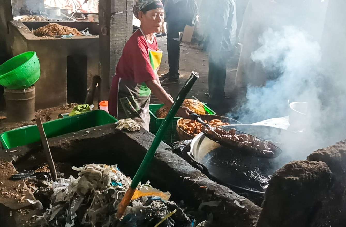 Pengrajin tahu di Sidoarjo menggoreng dengan bahan bakar plastik (foto: Aini/Ngopibareng.id)