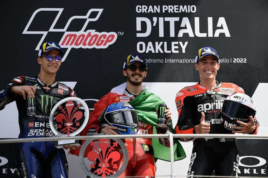 Juara MotoGP Italia 2022: Francesco Bagnaia (tengah), disusul Fabio Quartararo (kiri) di tempat kedua, serta Aleix Espargaro yang finis di tempat ketiga. (Foto: Twitter @motoGP)