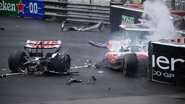 Mobil Mick Scumacher terbelah menjadi dua bagian usai kecelakaan di F1 GP Monaco. (Foto: Twitter F1)