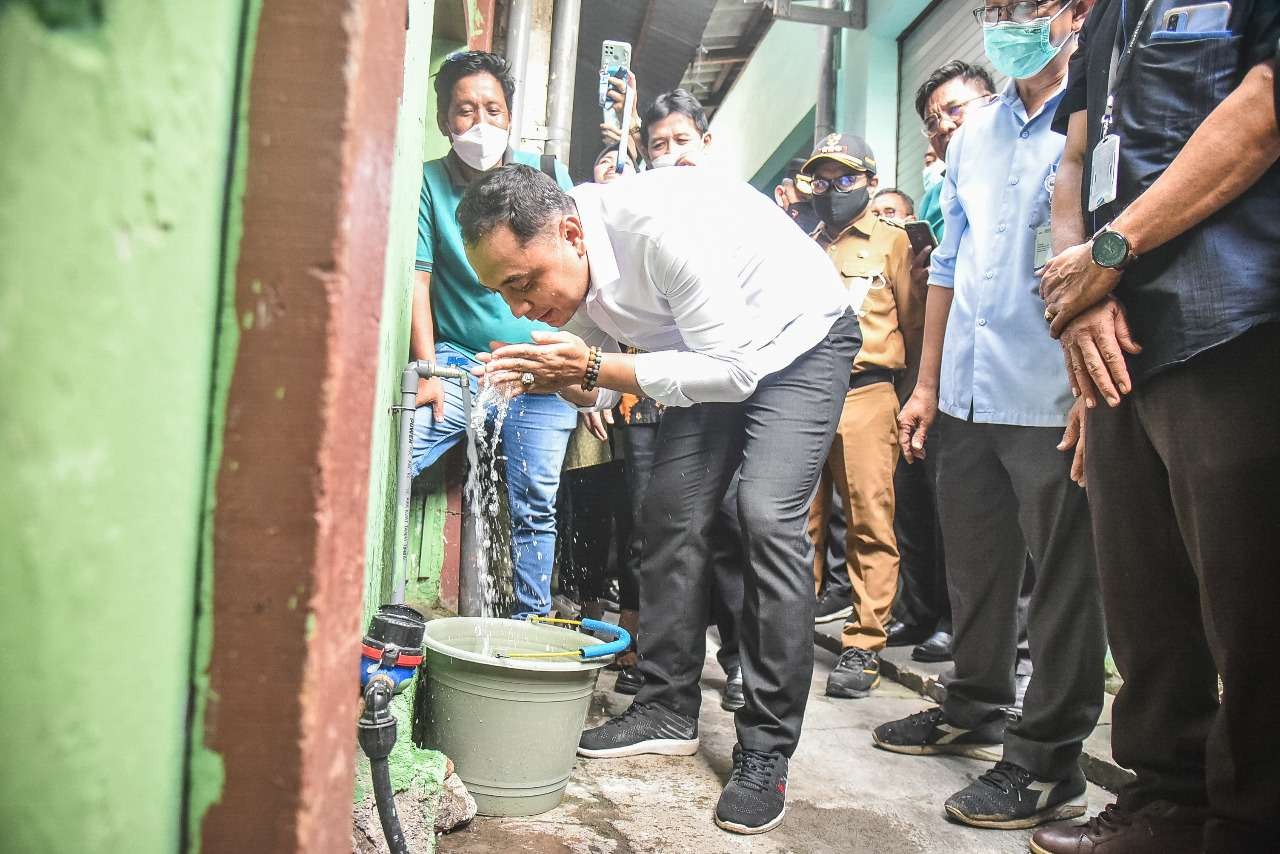 Walikota Surabaya saat mencoba air PDAM dengan program Master Meter didaerah Sawungaling Surabaya. (Foto: Istimewa)