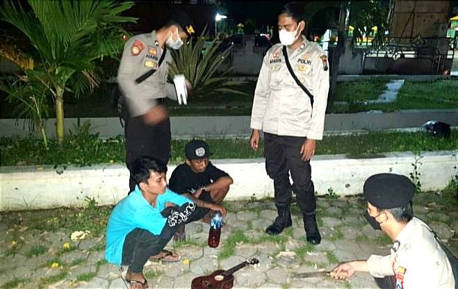 Dua pemuda mabuk miras oplosan di Situbondo, Jawa Timur. Mereka terjaring razia polisi. (Foto: Humas Polres Situbondo)