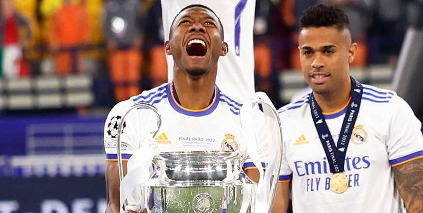 David Alaba (kiri) saat merayakan kesuksesannya mengangkat trofi Liga Champions bersama Real Madrid. (Foto- Twitter-@realmadrid)