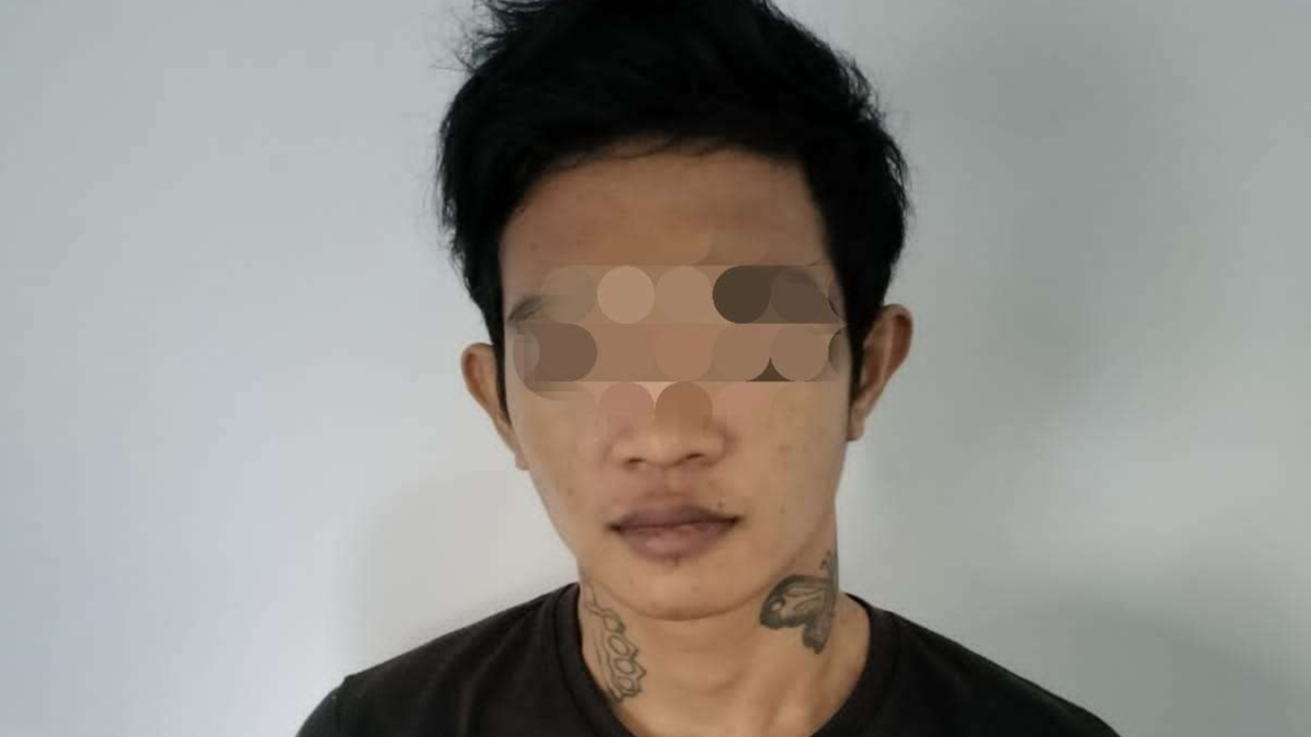 Tersangka perekam dan penyebar video porno ditahan di Polsek Balung (Foto:Istimewa)