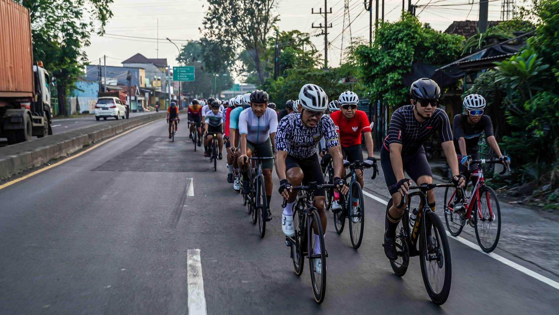 Halal bihalal road bIke Surabaya diikuti sekitar 80 cyclist berangkat dari Surabaya menuju Kafe Lore Omah di Kesiman Trawas sekitar 60 km dari Surabaya. (Foto: Istimewa)