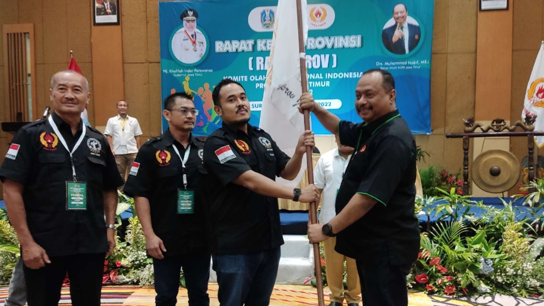Ketua PBFI Jatim Raja Siahaan menerima pataka dari Ketua KONI Jatim M Nabil dalam Rakeprov KONI Jatim 2022 di Hotel Mercure, Surabaya, Senin 30 Mei 2022 malam. (Foto: Fariz Yarbo/Ngopibareng.id)