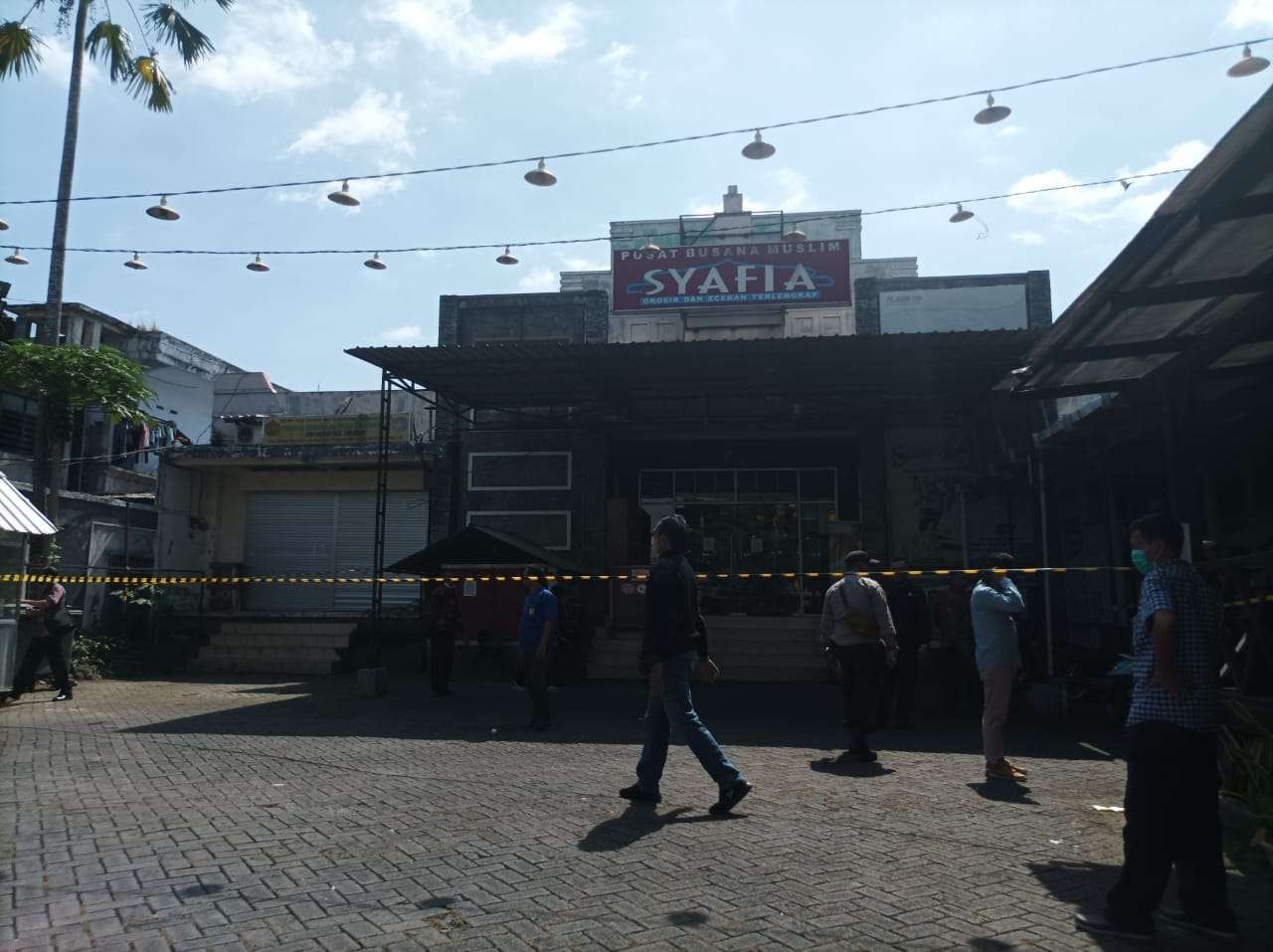Di depan toko Syafia terpasang pita sebagai tanda bahwa bangunan itu telah disita (Foto:Istimewa)