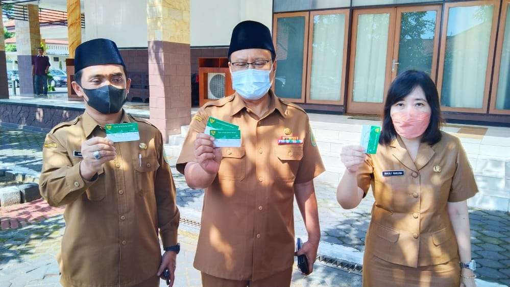 Walikota Pasuruan Saifullah Yusuf (Gus Ipul) bersama Wakil Walikota dan Kepala Dinas Kesehatan menunjukkan 'Kartu Pelangi' (Foto: istimewa)