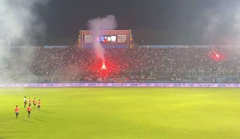 Pembakaran flare di Stadion Kanjuruhan, Kabupaten Malang, Jawa Timur. (Foto: Lalu Theo/Ngopibareng.id)