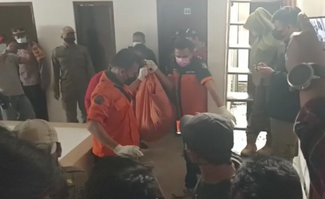 Proses evakuasi jenazah perempuan paruh baya yang tewas di Hotel Jalan Pasar Kembang Surabaya. (Foto: Andhi Dwi/Ngopibareng.id)