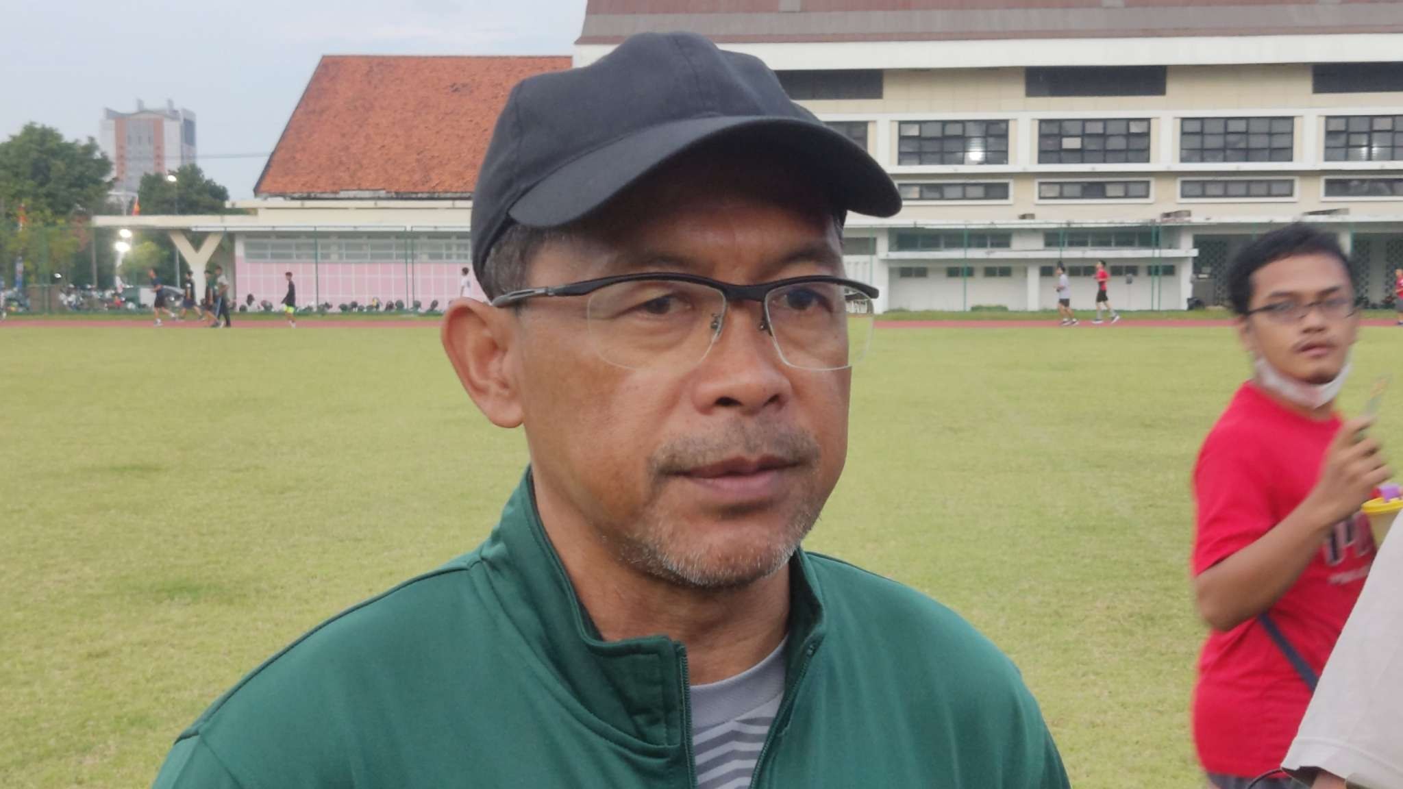 Pelatih Persebaya, Aji Santoso, usai latihan di Lapangan Thor, Surabaya, Rabu 1 Juni 2022, terpaksa membatalkan kontrak Jefferson Assis. (Foto: Fariz Yarbo/Ngopibareng.id)
