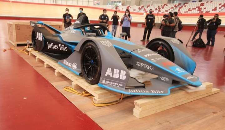 Sejumlah wartawan menyaksikan replika mobil Formula E yang ramah lingkungan. Rencananya Presiden Jokowi akan menyaksikan balap mobil Formula E di Jakarta, Sabtu, 4 Juni 2022.  (Foto: Antara)