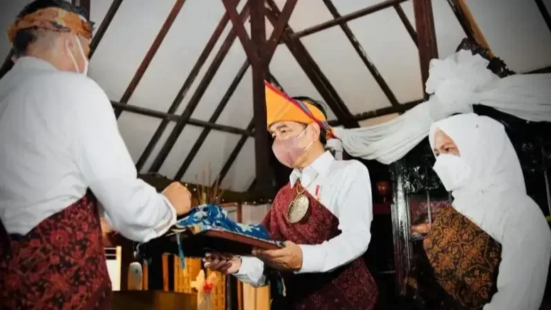 Presiden RI Joko Widodo dianugerahi gelar adat Mosalaki Ulu Beu Eko Bewa saat berkunjung ke Rumah Tenun Ende usai pimpin Upacara Hari Lahir Pancasila. (Foto: Setpres)
