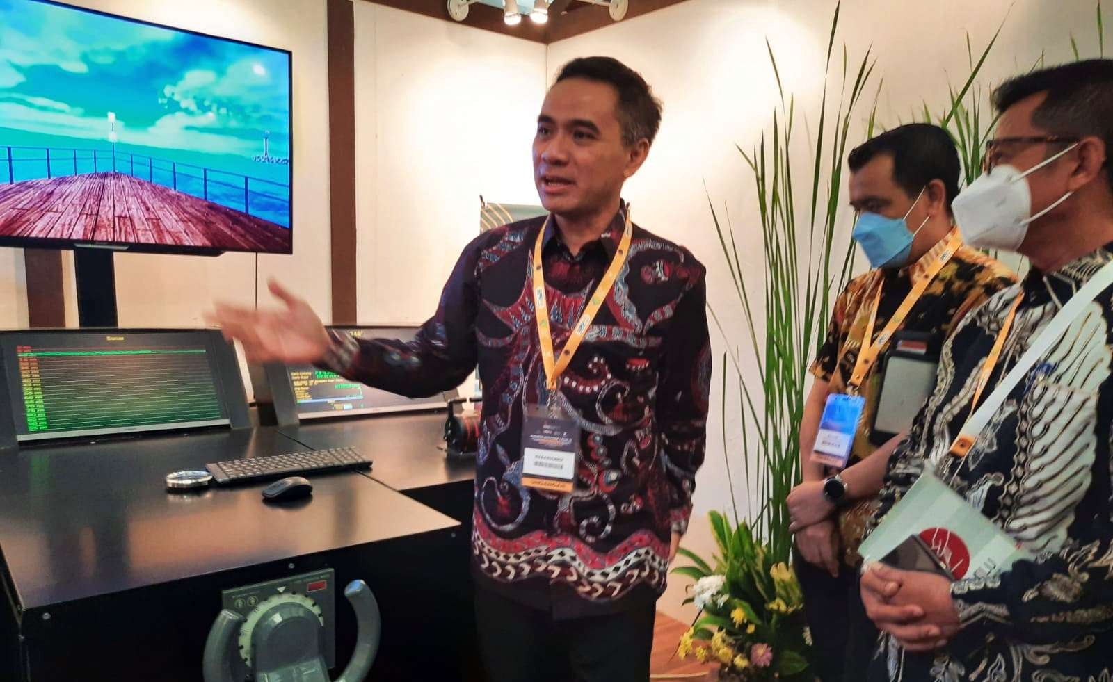 Direktur Jenderal Pendidikan Vokasi, Wikan Sakarinto menjelaskan keunggulan Ship Simulator karya siswa SMK. (Foto: Istimewa)