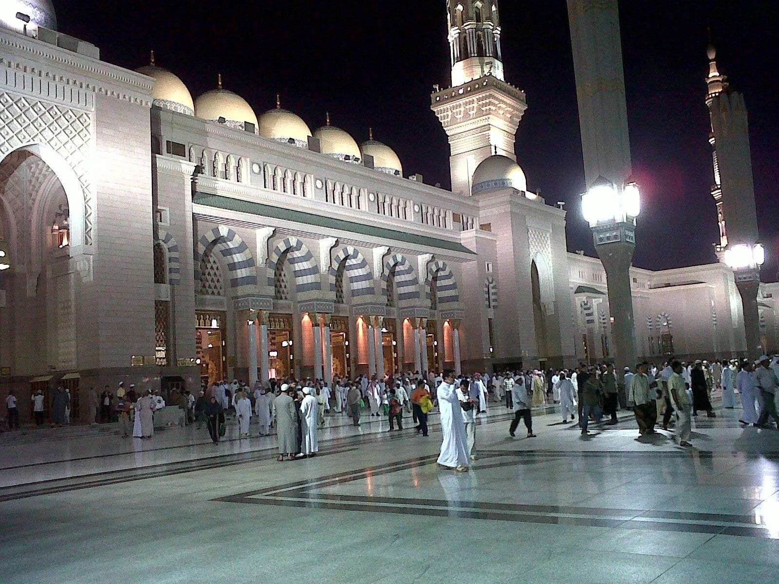 Jemaah haji ketika berada di Masjid Nabawi Madinah. (Foto: Travellers)