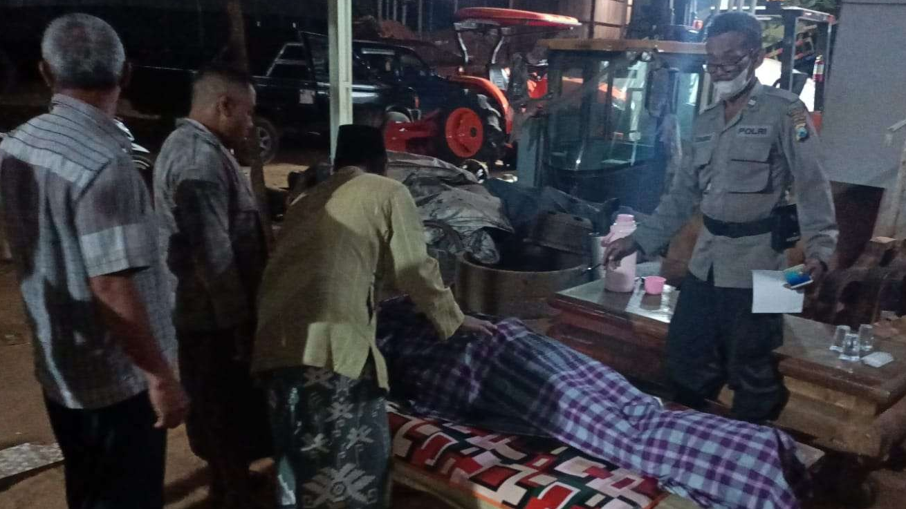 Petugas kepolisian melakukan Olah Tempat Kejadian Perkara. Sopir truk di Tuban meninggal di gudang pupuk di Tuban. (Dokumentasi: Istimewa)