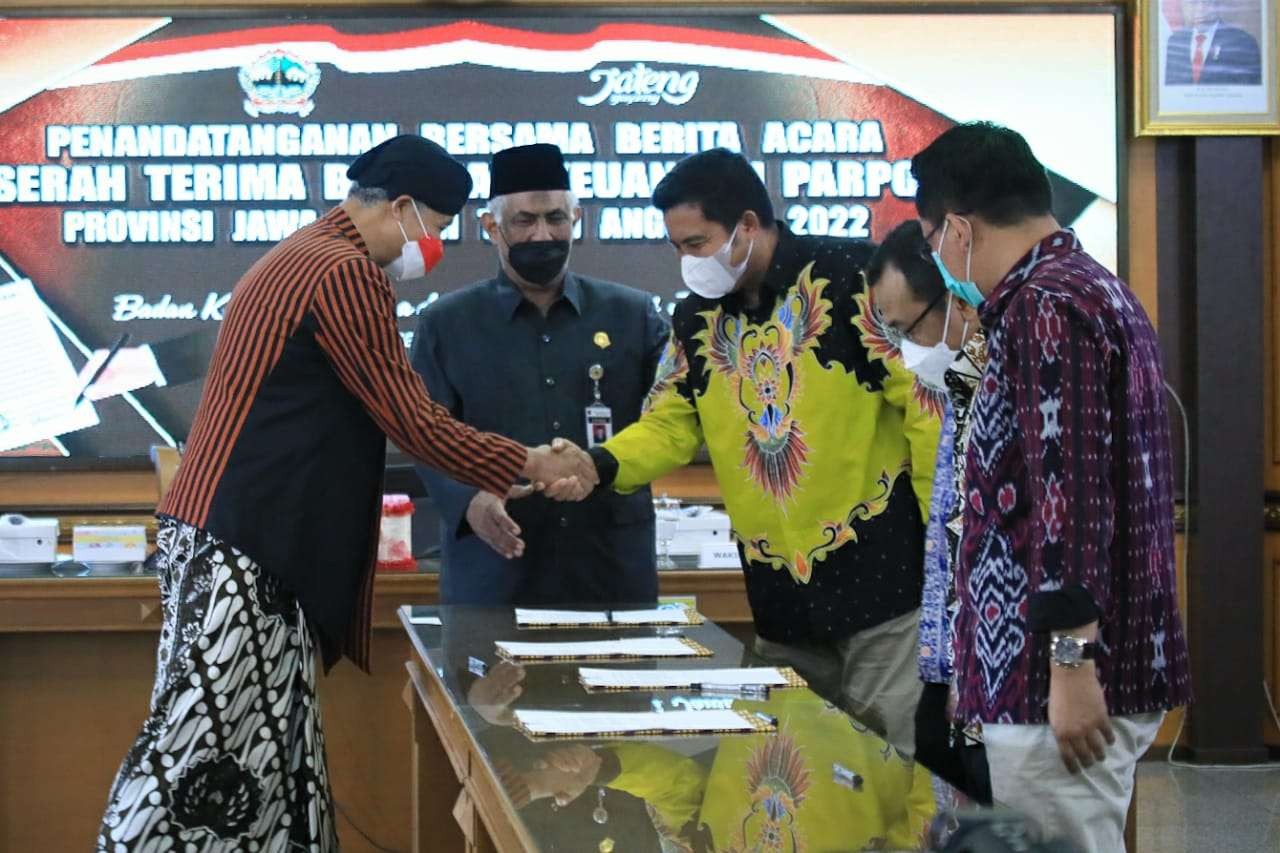 Pemerintah Provinsi (Pemprov) Jawa Tengah melalui Gubernur Ganjar Pranowo menyerahkan bantuan uang kepada sejumlah partai politik. (Foto: Istimewa)