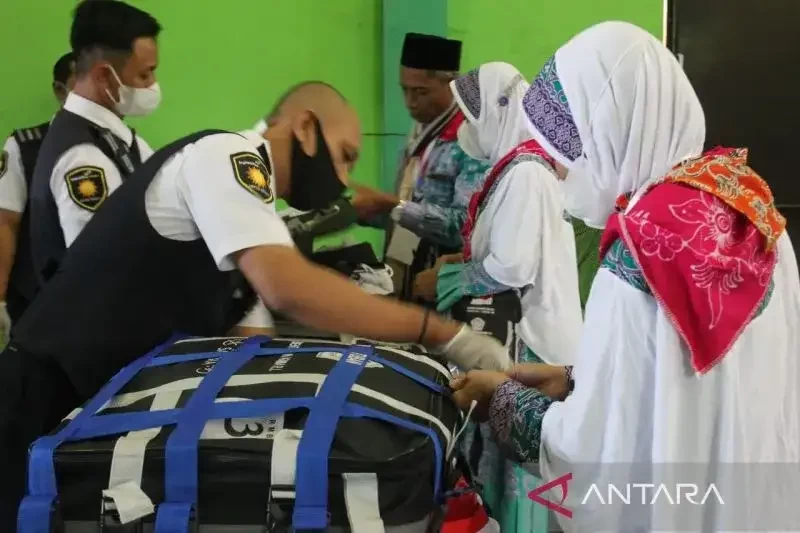 Pemeriksaan bawaan calon haji di Embarkasi Surabaya. (Foto; Ant)