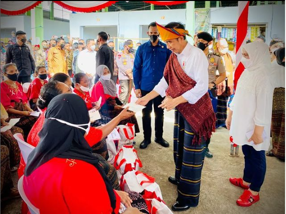 Ibu Negara Iriana Jokowi memakai sneakers merek Gucci Ace Embroidered Red Bee, saat menemani kunjungan kerja Presiden Jokowi di Ende, Kamis 2 Juni 2022. (Foto: Instagram @jokowi)