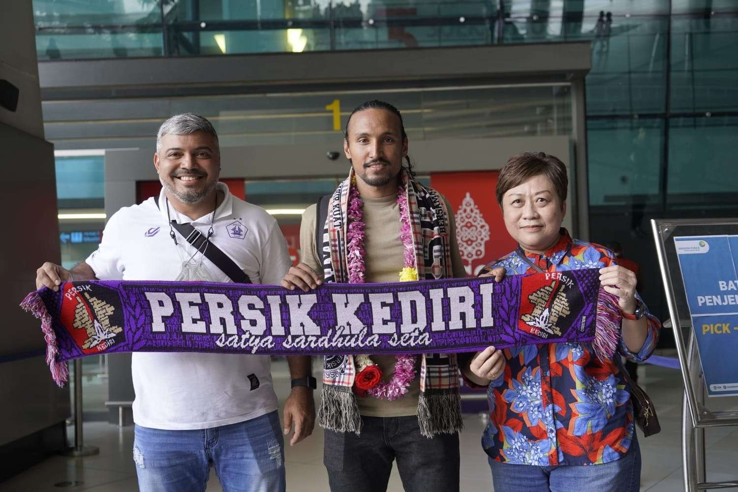 Rohit Chand saat disambut kedatangannya di bandara. Rohit Chand bertekat akan bantu Persik Kediri tembus lima besar Liga Indonesia. (Foto: Istimewa)