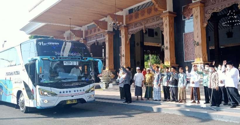 Sekda Tuban, Budi Wiyana memberangkatkan Calon Jemaah Haji (CJH) Kabupaten Tuban kloter kedua, sebanyak 143 orang ke Asrama Haji Sukolilo Surabaya. (Foto: Khoirul Huda/Ngopibareng.id)