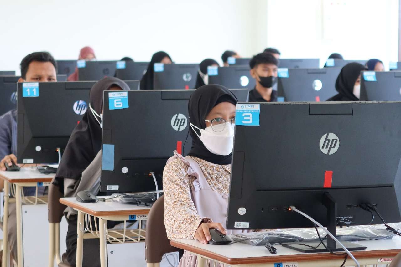 Peserta sedang mengikuti pelaksanaan Ujian Tulis Berbasis Komputer atau UTBK. Sebanyak 1.090 peserta UTBK Unej gugur. (Foto: Istimewa)