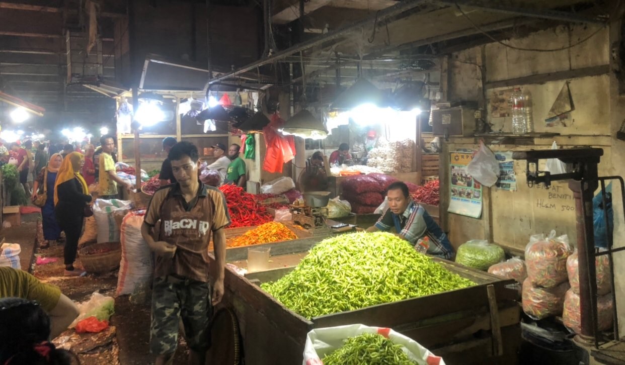 Harga cabai rawit dan bawang merah yang sempat melonjak, kini turun harga di sejumlah pasar tradisional Surabaya (Foto: Andhi Dwi/Ngopibareng.id)