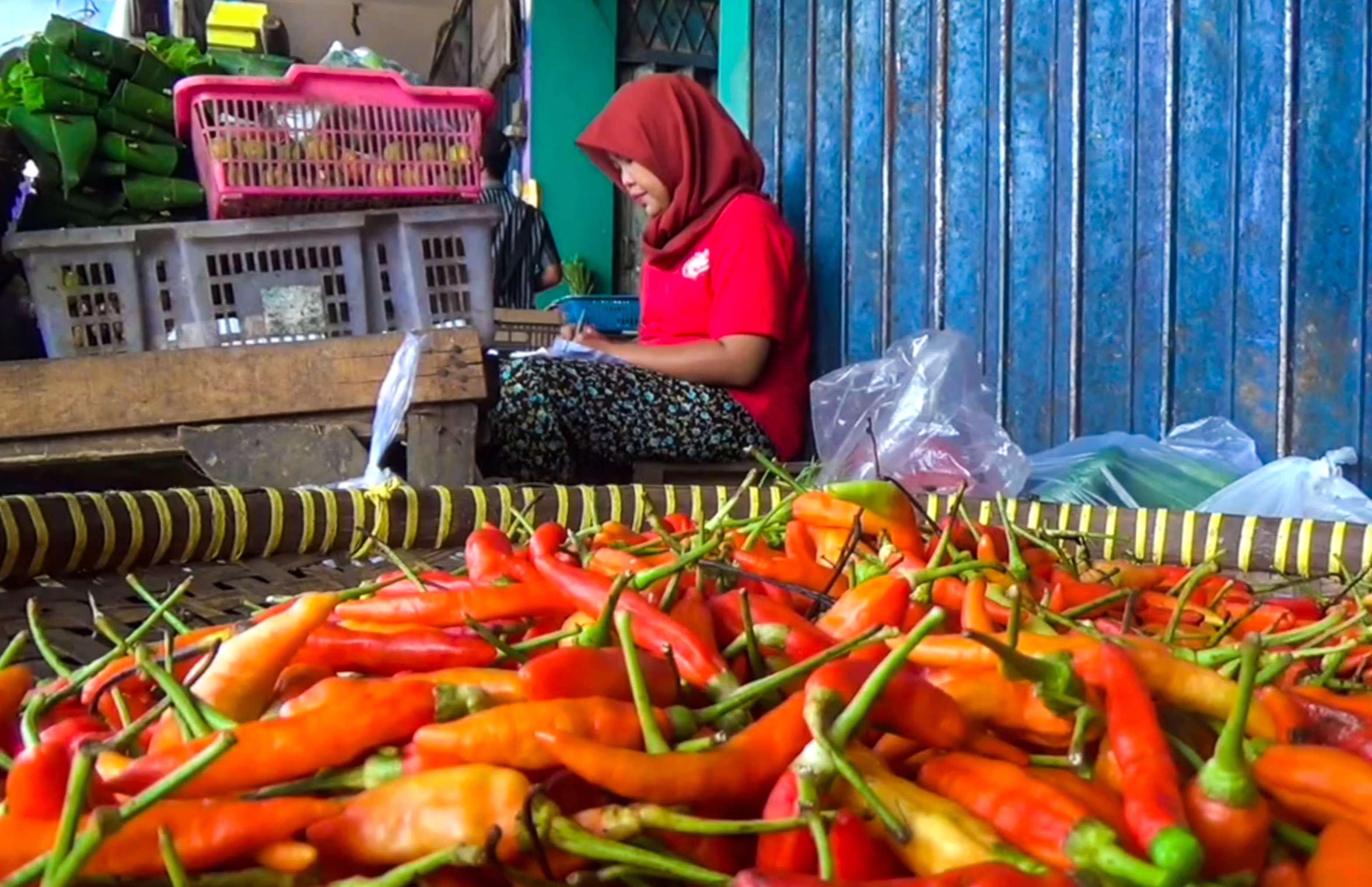 Harga cabai di Pasar Larangan Sidoarjo, Jawa Timur, semakin pedas. (Foto: Aini Arifin/Ngopibareng.id)