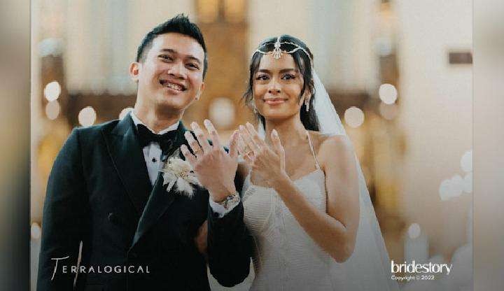 Pasangan suami istri, Eva Celina, putri Sophia Latjuba dan Indra Lesmana menikah dengan Demas Narawangsa, pemberkatan pernikahan di Gereja Katedral Jakarta, Jumat 3 Juni 2022. (Foto: Instagram @thebridestory)