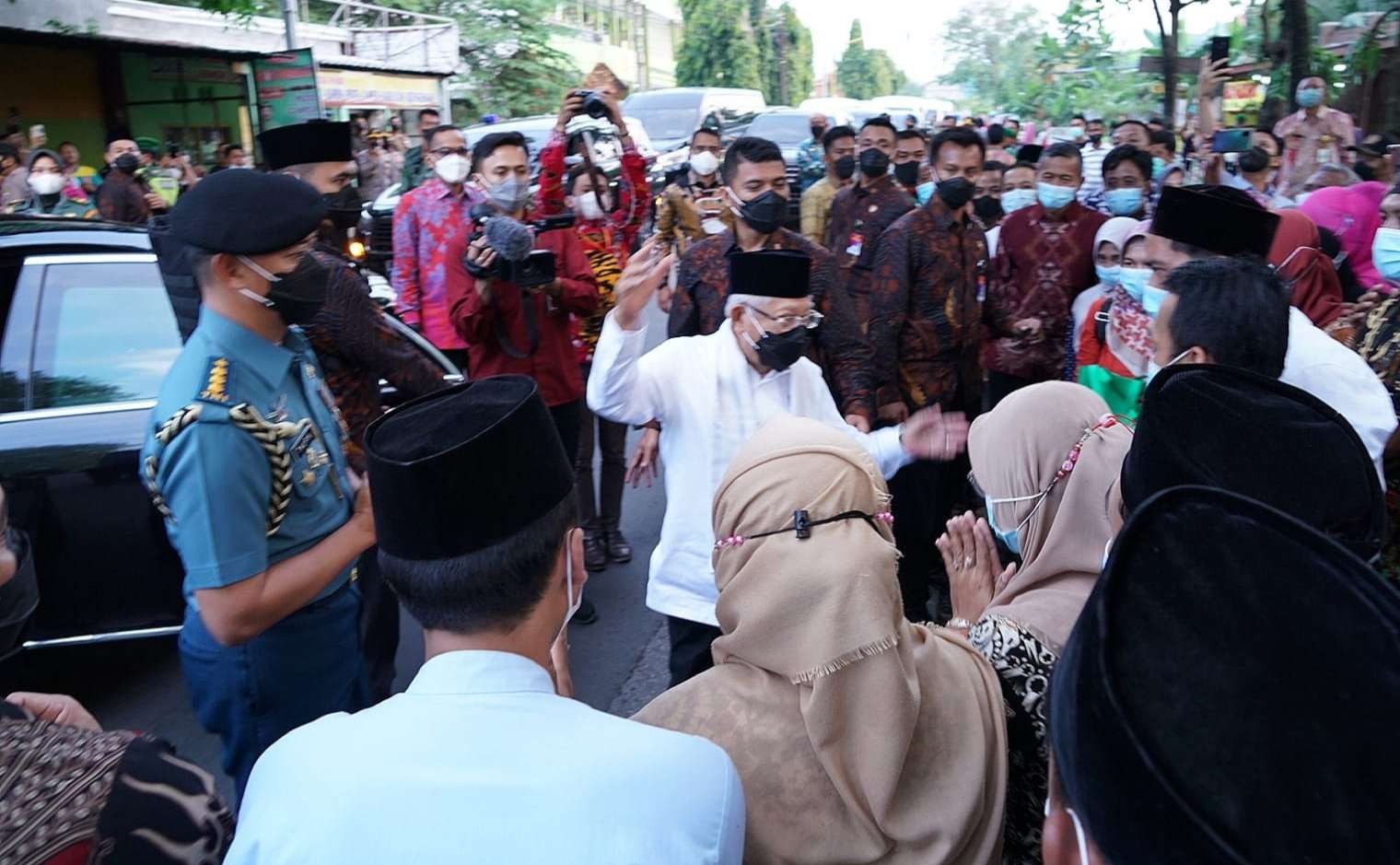 Warga berebut salaman dengan Wapres KH Ma'ruf Amin saat turun dari mobilnya, untuk menyapa warga Kutorejo Mojokerto, Jawa Timur. (Foto: Setwapres)