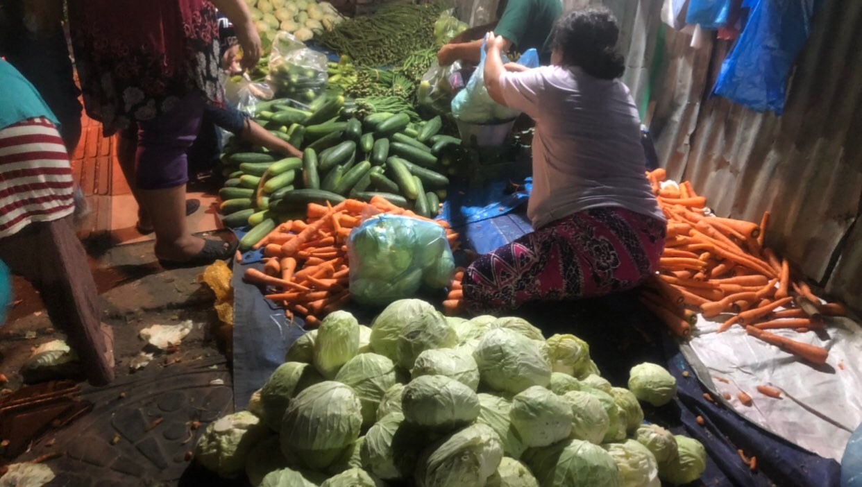 Pedagang sayuran di Pasar Keputran Surabaya resah karena harga cabai rawit dan bawang merah yang melonjak. (Foto: Andhi Dwi/Ngopibareng.id)