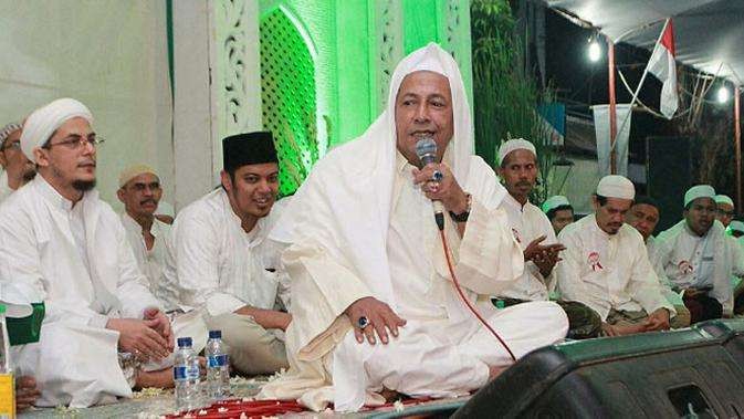 Habib Luthfi bin Yahya dan Habib Abubakar Assegaf Pasuruan dalam satu majelis ilmu. (Foto: Istimewa)