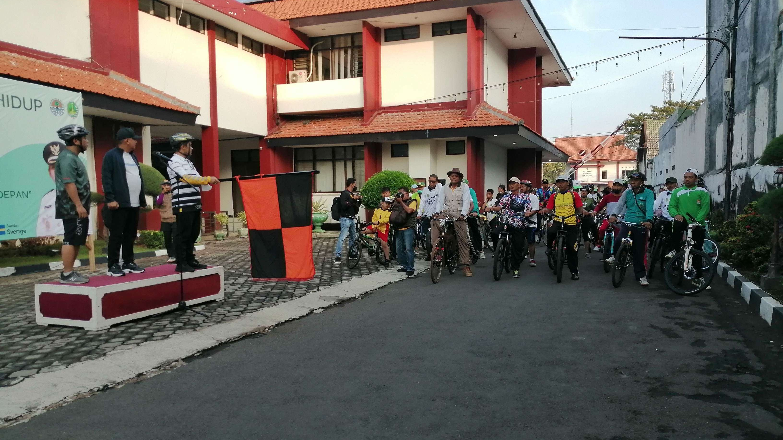 Wakil Walikota Pasuruan Adi Wibowo memberangkatkan peserta gowes Hari Lingkungan Hidup (Foto: Laily/Ngopibareng.id)