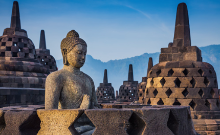 Berwisata ke Candi Borobudur di Jawa Tengah bisa jadi akan lebih mahal. Menteri Koordinator Bidang Kemaritiman dan Investasi Luhut Binsar Pandjaitan berencana menarik tiket Rp750 ribu untuk wisatawan lokal. (Foto: unsplash)