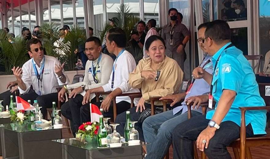 Presiden Jokowi, Ketua DPR Puan Maharani serta  Gubernur DKI Anies Baswedan asik berbincang sambil menonton Formula E  (Foto: Setpres)