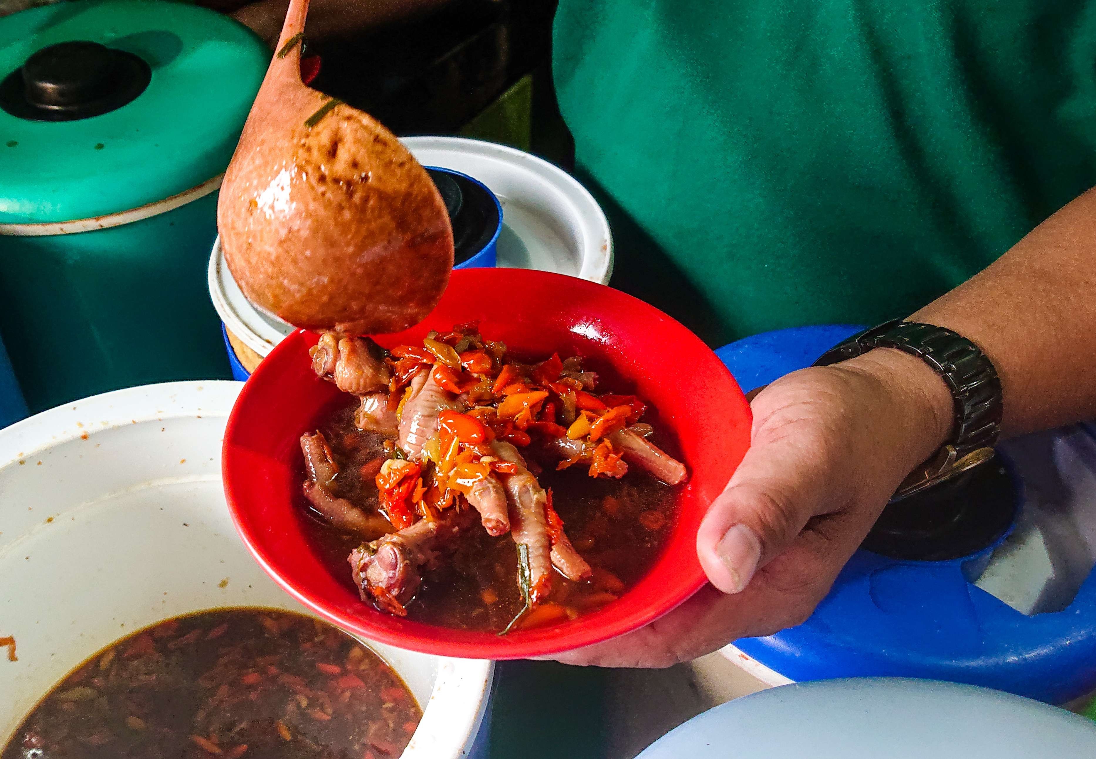 Ceker Lapindho kuliner khas Sidoarjo.Harga cabai yang melambung pengusaha kuliner Ceker Lapindho mengeluh. (Foto: Aini Arifin/Ngopibareng.id) (Foto: Aini/Ngopibareng.id)