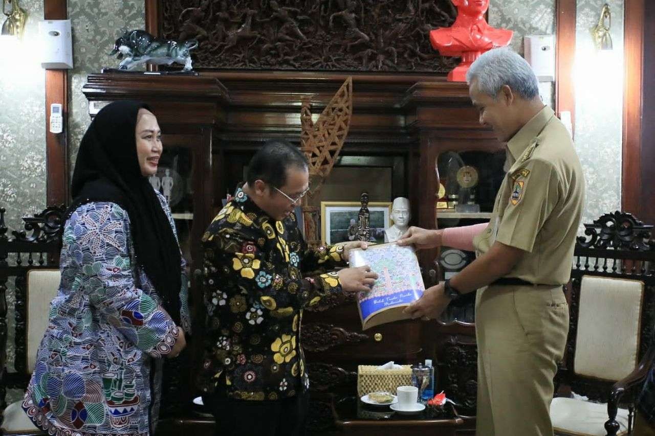Bupati Mukomuko, Sapuan, tak melewatkan sedetik pun momen pertemuannya dengan Gubernur Jawa Tengah Ganjar Pranowo, Senin 6 Juni 2022. (Foto: ist)