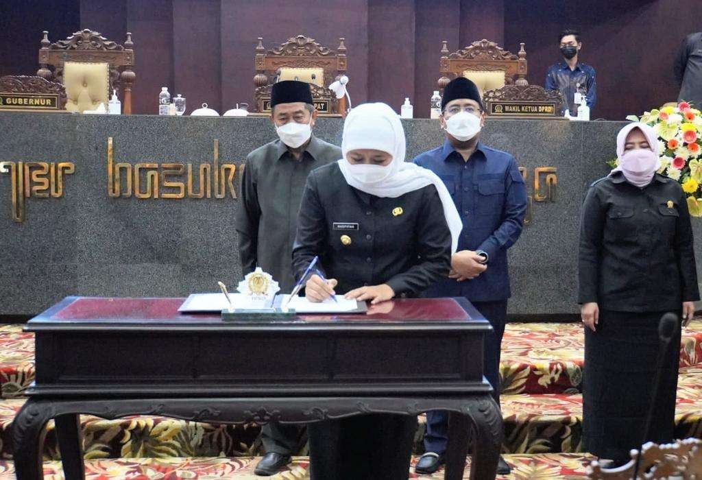 Gubernur Jatim, Khofifah Indar Parawansa, menandatangani berkas pengesahan perda baru perkuat ponpes di Gedung DPRD Jatim, Surabaya, Senin 6 Juni 2022. (Foto: Istimewa)