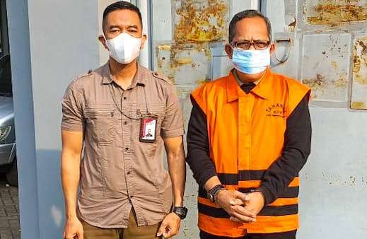 Hakim nonaktif Itong Isnaeni (baju oren) saat tiba di Rutan Medaeng (foto: istimewa)