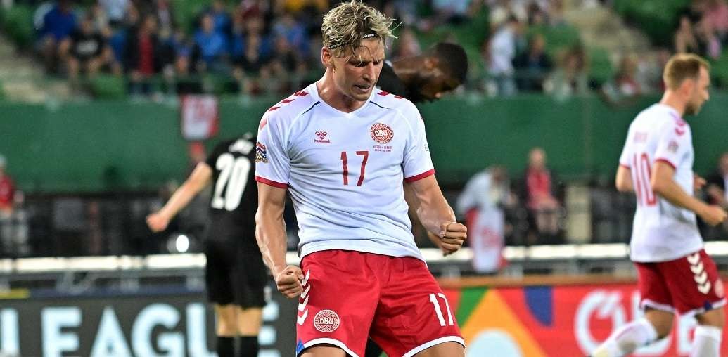 Jens Struger merayakan golnya ke gawang Austria untuk membawa timnya menang 2-1 dalam laga  UEFA Nations League Grup A1.
