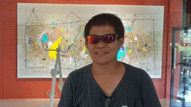 Joni Ramlan, 51, pemilik studio No Body di Desa Tunggal Pager, Kecamatan Pungging, Kabupaten Mojokerto, tempat berlangsungnya Pasar Cemangking, Sabtu lalu. (Foto: Ngopibareng.ID/m. anis)