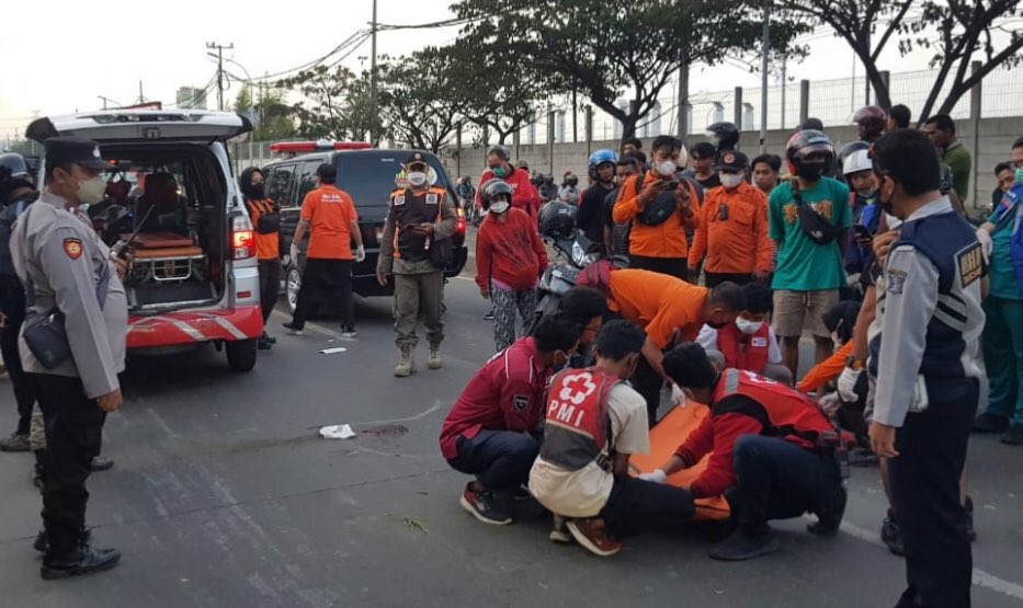 Proses evakuasi pasutri yang tewas usai dijambret di Jalan Romokalisari. (Foto: Istimewa)