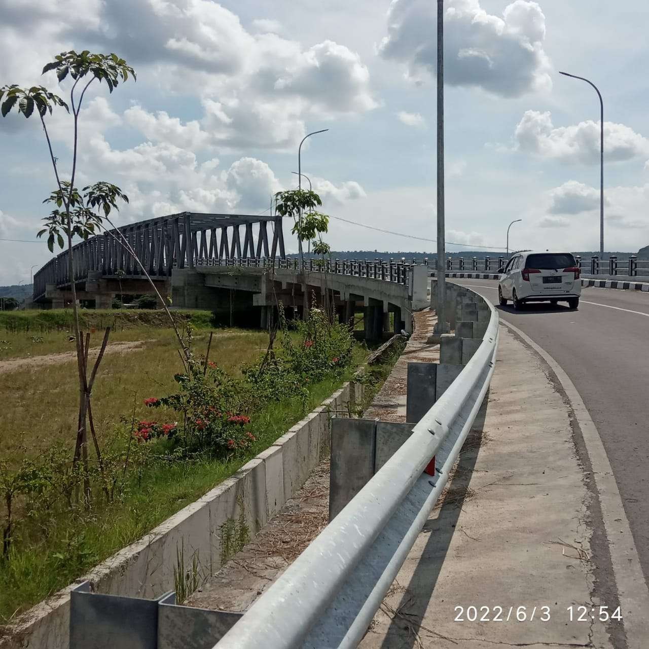 Jembatan Kare (Kanor-Rengel) atau Jembatan Terusan Bojonegoro Tuban, yang kini jadi ramai setelah Jembatan Glendeng, Bojonegoro, ditutup.(Foto: Sujatmiko/Ngopibareng.id)
