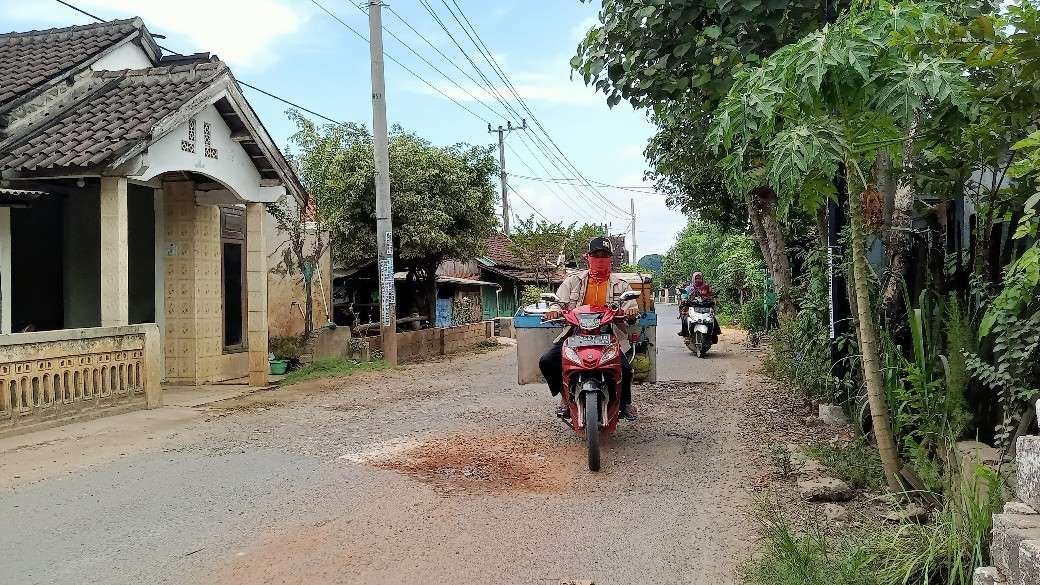 Kondisi jalan rusak di Kecamatan Kerek, Kabupaten Tuban (Khoirul Huda/Ngopibareng.id)
