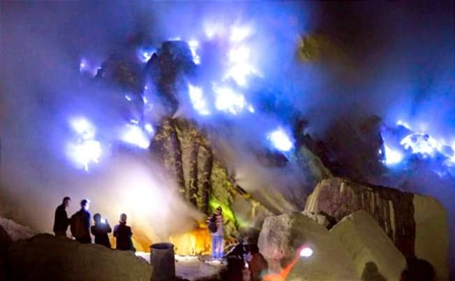 Api abadi blue fire Kawah Gunung Ijen Bondowoso dipakai Api Porprov Jatim VII 2022.(Foto: istimewa)