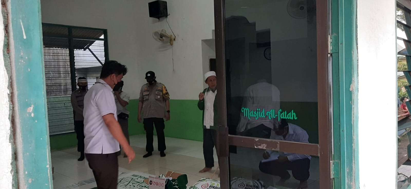 Aparat menggeledah markas Khilaful Muslimin Surabaya Raya. (Foto: Istimewa)
