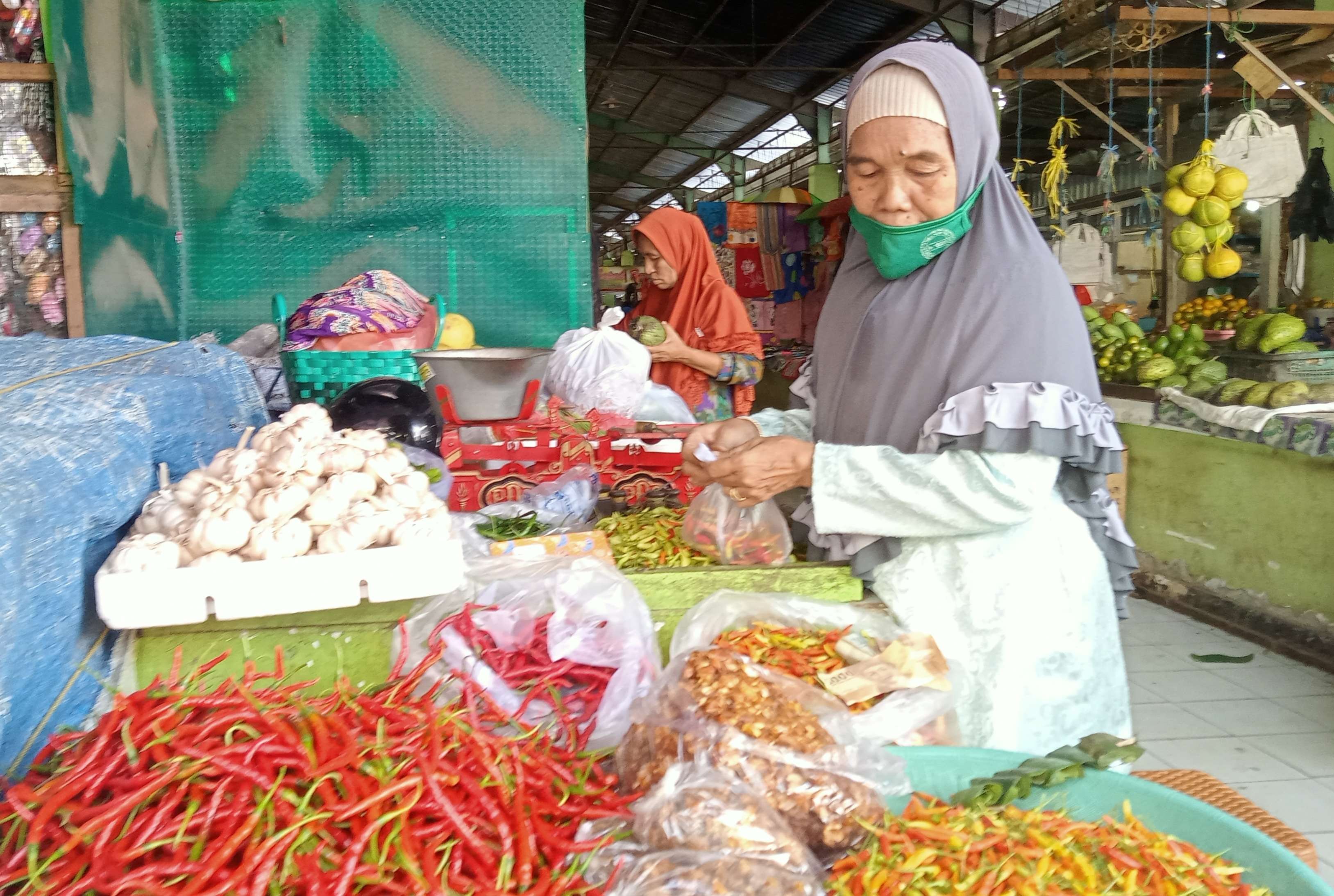 Penjual cabai dan bahan pokok di Pasar Baru Kabupaten Tuban. Harga cabai di Tuban tembus Rp90 ribu per kilogram. (Foto: Khoirul Huda/Ngopibareng.id)