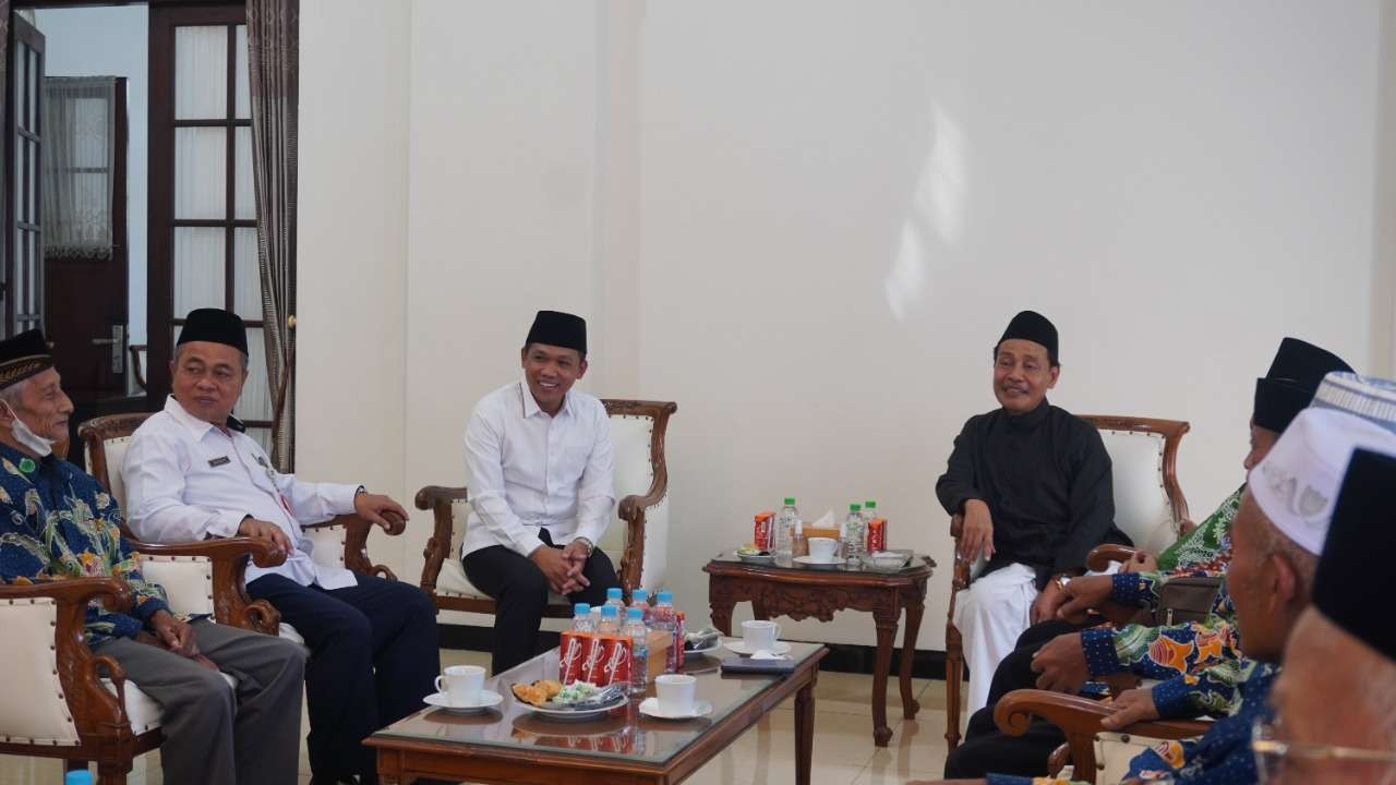 Ketua Umum Majelis Ulama Indonesia (MUI) Jawa Timur, KH Moh Hasan Mutawakkil Alallah (kanan) bersama para ulama, didampingi Bupati Lumajang Thoriqul Haq (tengah baju putih) pada Rabu 8 Juni 2022 di Pendopo Arya Wiraraja. (Foto: Istimewa)