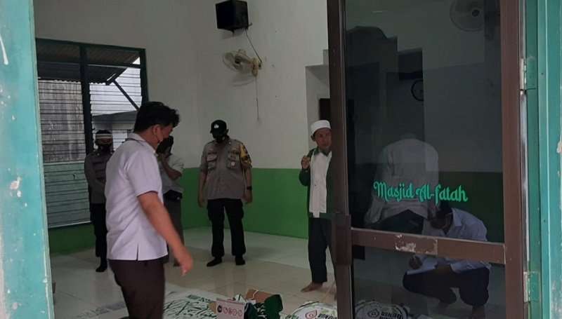 Sejumlah polisi dari Polda Jatim menggeledah markas Khilafatul Muslimin Surabaya. (Foto: Istimewa)