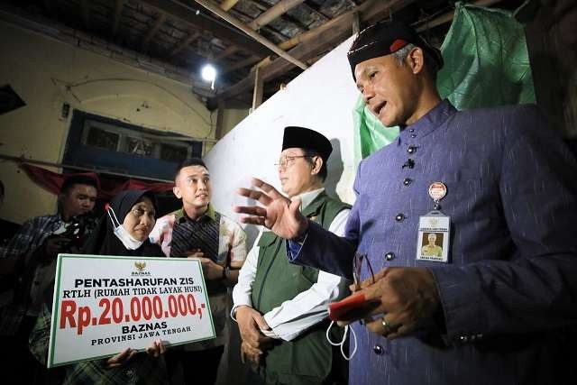 Gubernur Jawa Tengah, Ganjar Pranowo (kanan) kembali menyerahkan bantuan Rp20 juta dari Baznas untuk rumah tak layak huni. (Foto: Istimewa)